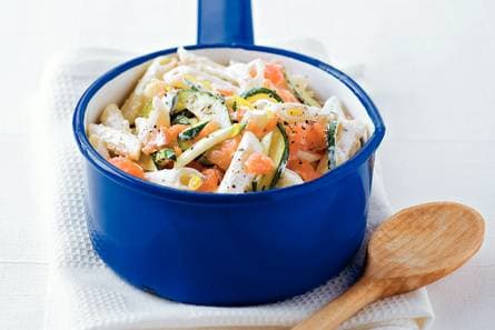 Pasta met courgette en zalm