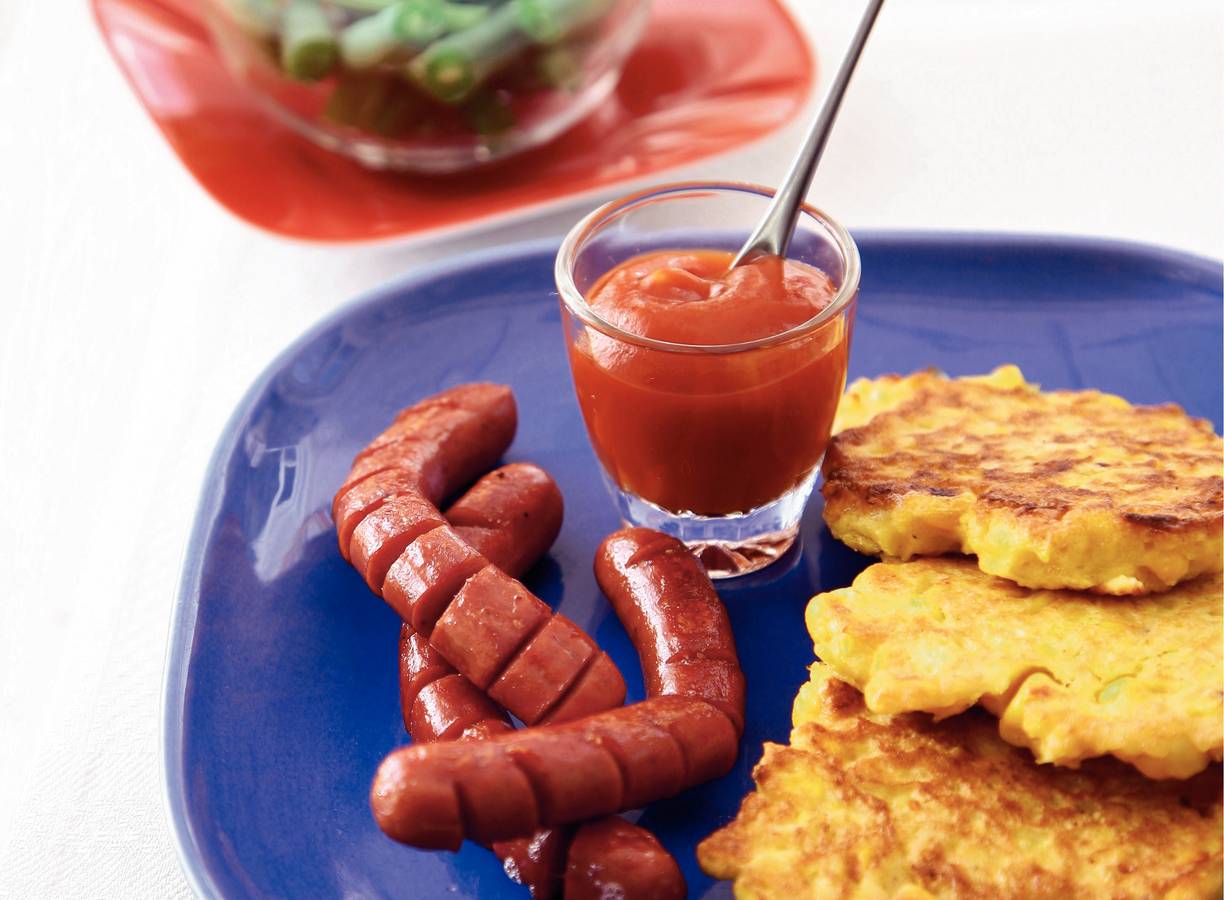 Maïskoekjes met gegrilde knakworstjes