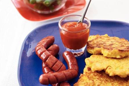 Maïskoekjes met gegrilde knakworstjes