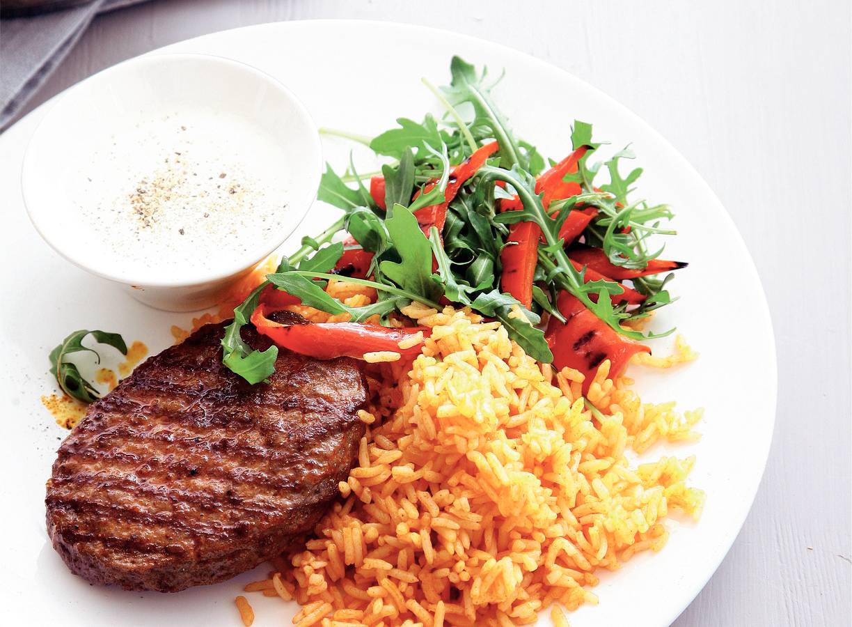 Steak du boeuf met rijst en paprikasalade