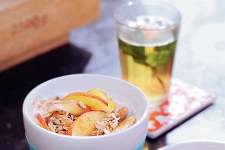 Yoghurt met muesli, appel en kaneel