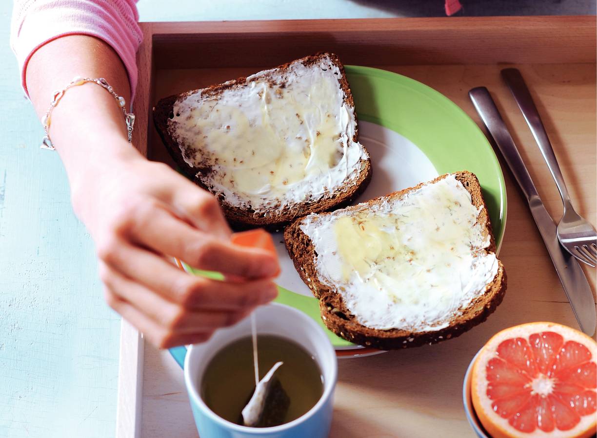 Volkorenbrood met zuivelspread en honing