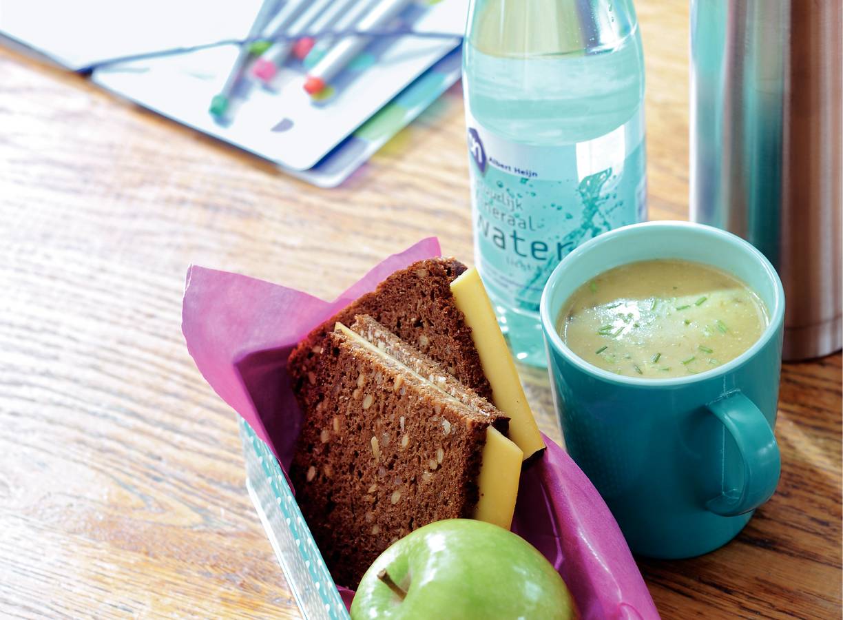 Roggebrood met kaas en soep