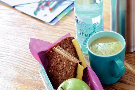 Roggebrood met kaas en soep