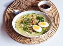 Soto soep: geïnspireerd op de Indonesische soto ajam. De soep krijgt door o.a. sereh een kruidig en aroma.