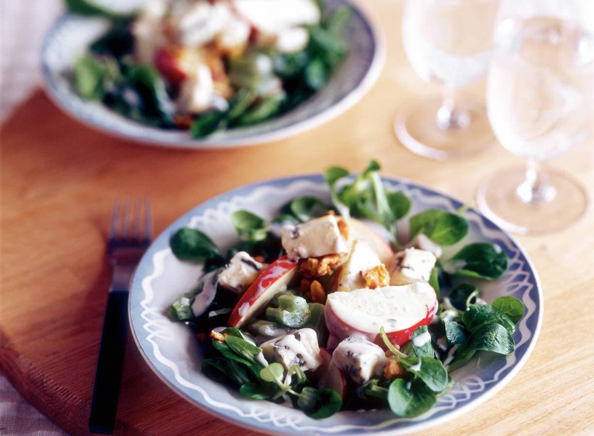 Wintersalade met appel, blauwaderkaas en walnoten