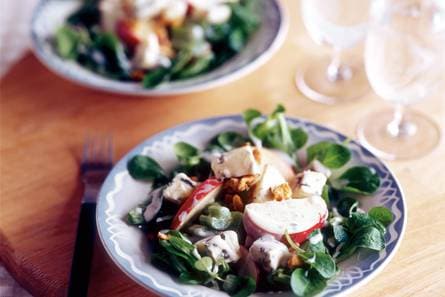 Wintersalade met appel, blauwaderkaas en walnoten