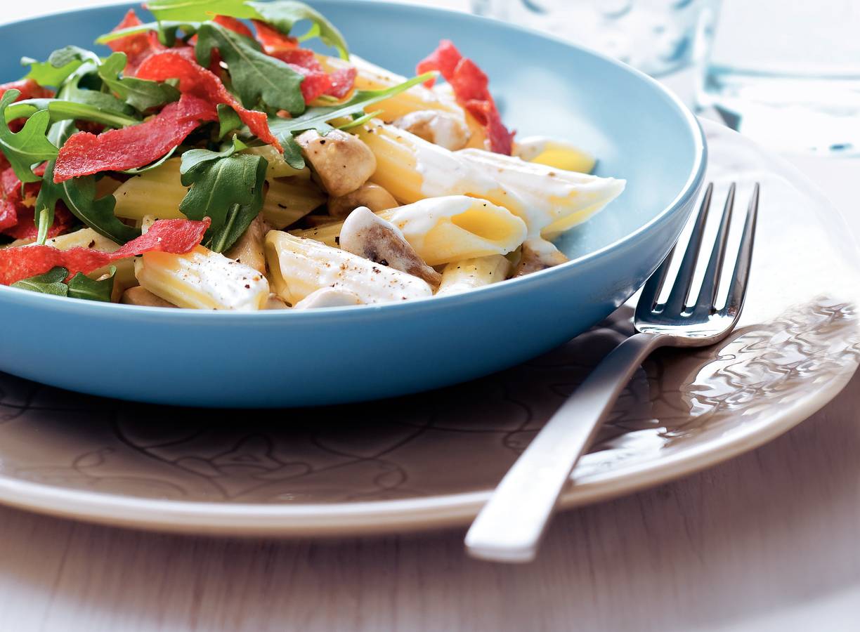 Pasta met krokante salami en champignons