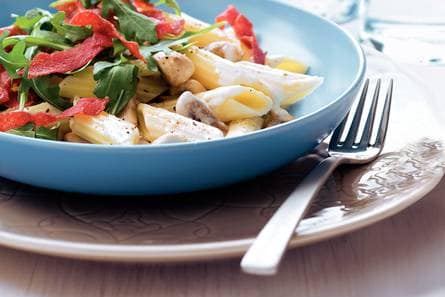 Pasta met krokante salami en champignons