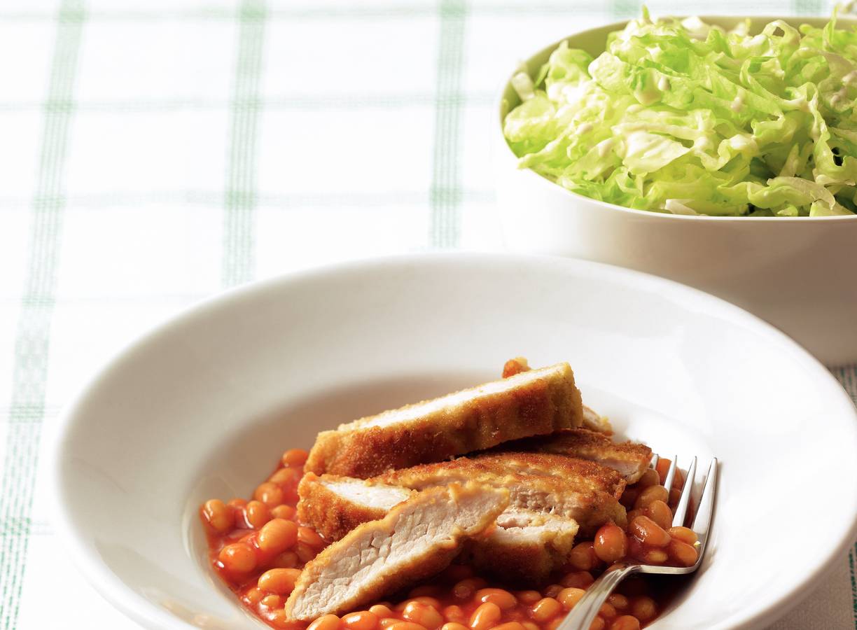Schnitzel met witte bonen in tomatensaus