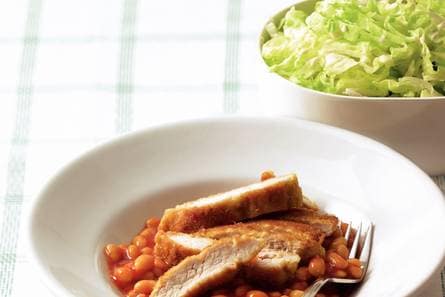 Schnitzel met witte bonen in tomatensaus
