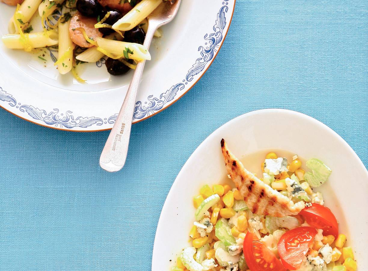 Salade van gegrilde kip, maïs en bleekselderij