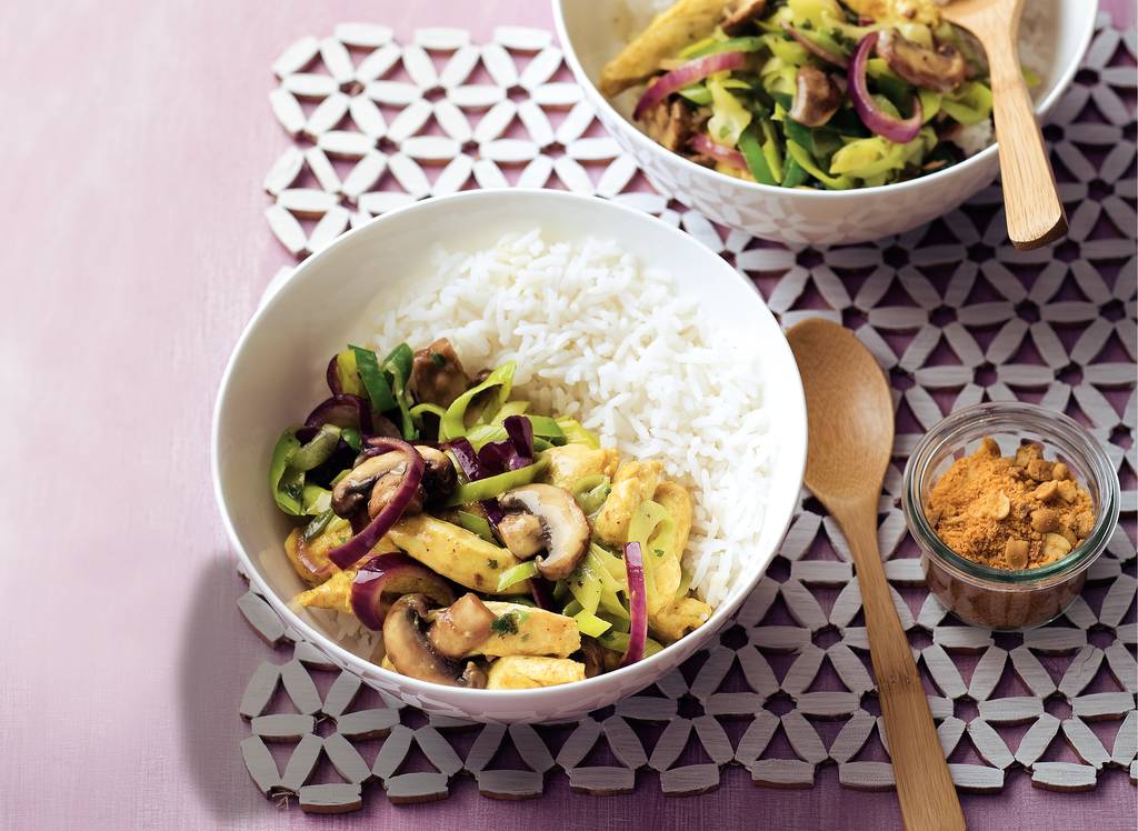 Geroerbakte kokoskip en groenten