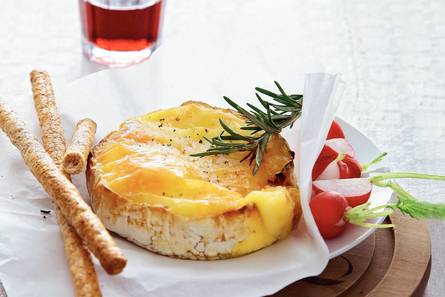 Camembert uit de oven met rozemarijn