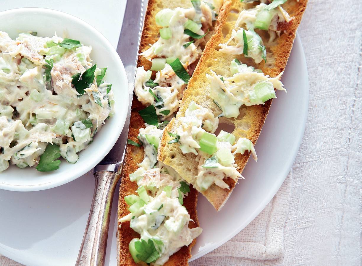 Makreelsalade met bleekselderij op stokbrood