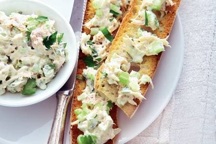 Makreelsalade met bleekselderij op stokbrood