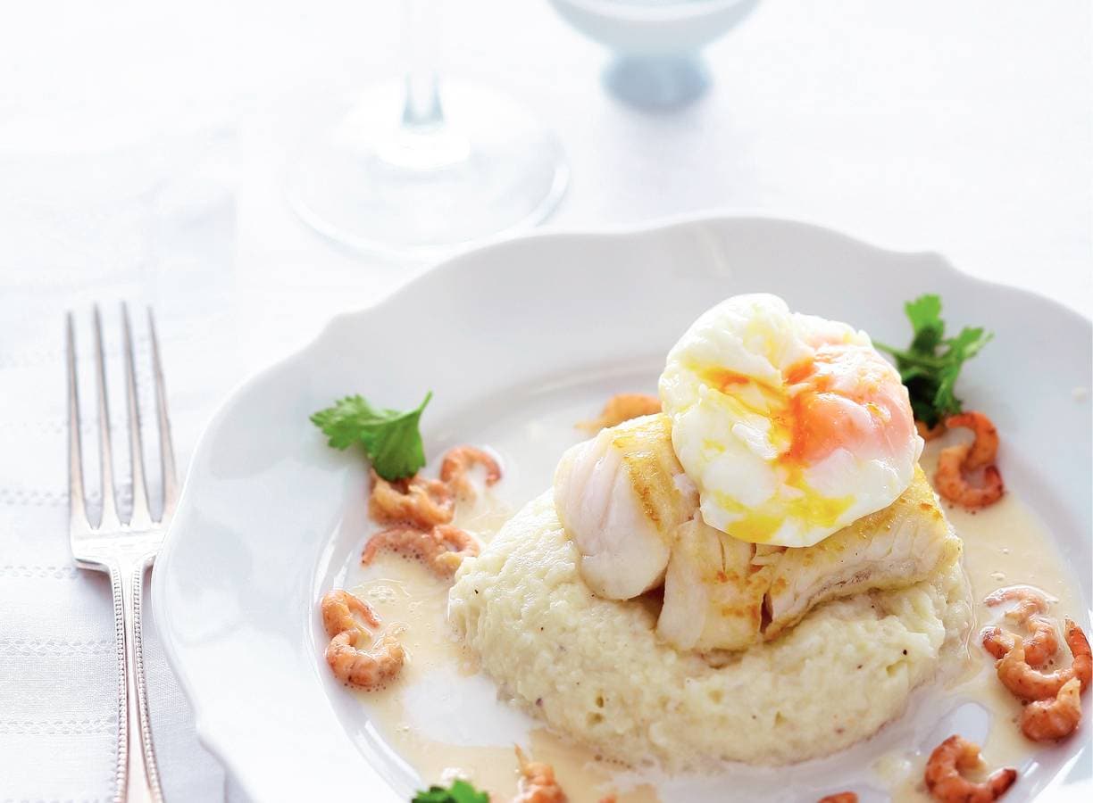 Kabeljauwtaartje met geplette bloemkool, Parmezaanjus en
garnalen