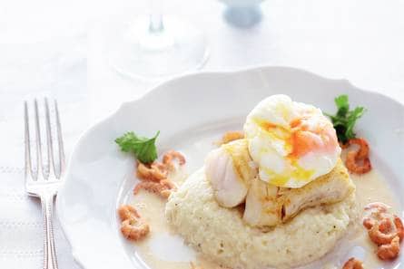 Kabeljauwtaartje met geplette bloemkool, Parmezaanjus en
garnalen