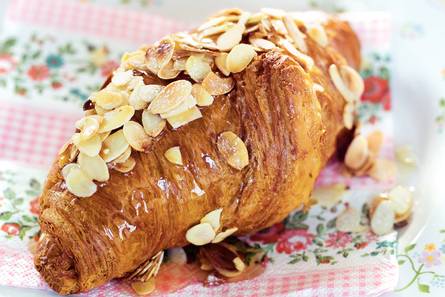 Croissant met honing en geroosterde amandelen