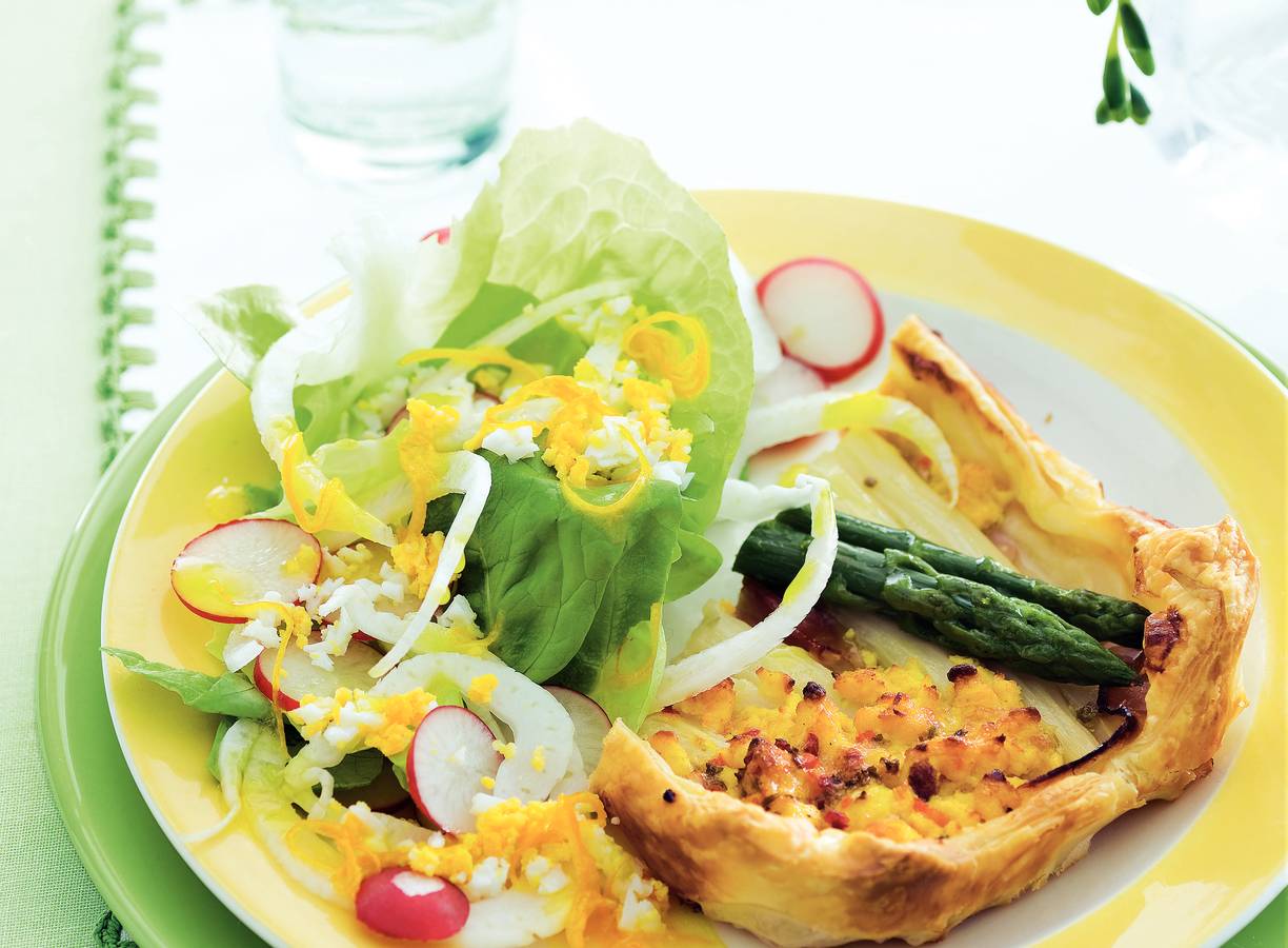 Ham-aspergetaartje met salade