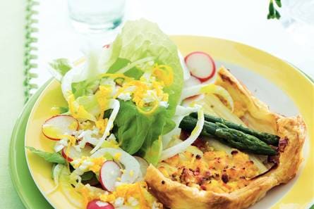 Ham-aspergetaartje met salade