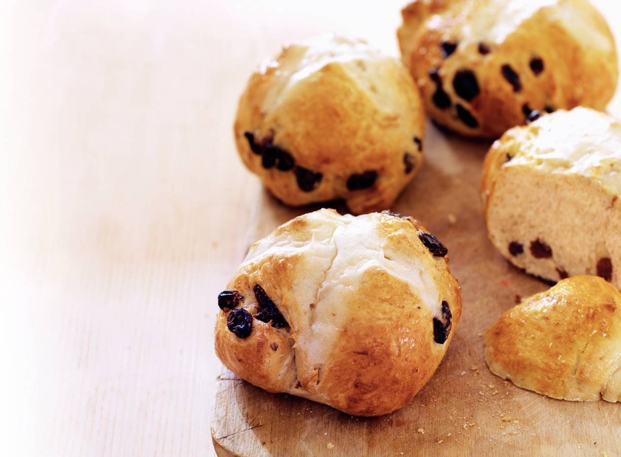 Hot cross buns (Engelse krentenbroodjes)