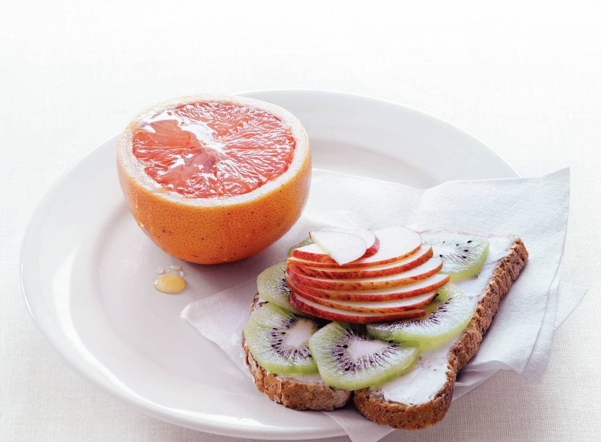 Toast met roomkaas, kiwi en appel