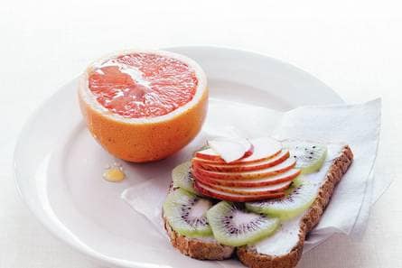Toast met roomkaas, kiwi en appel
