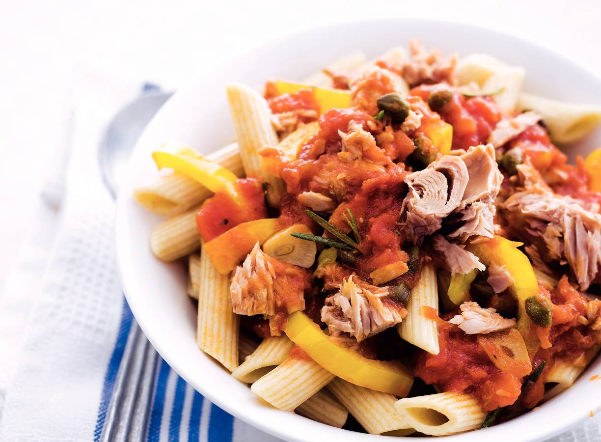 Penne met mediterrane tonijnsaus