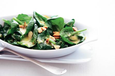 Lauwwarme spinaziesalade met mosterddressing