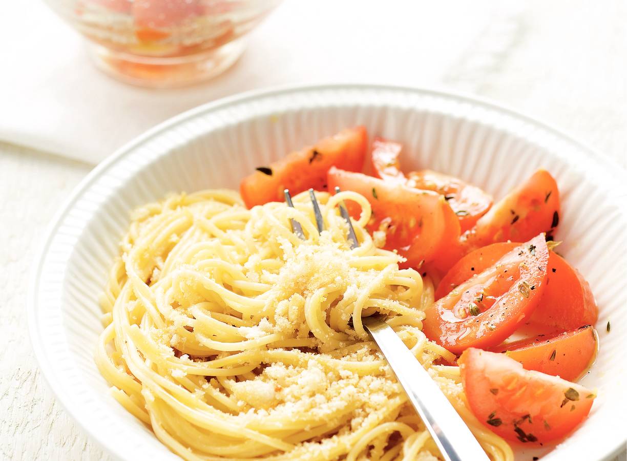 Knoflookpasta met tomatensalade