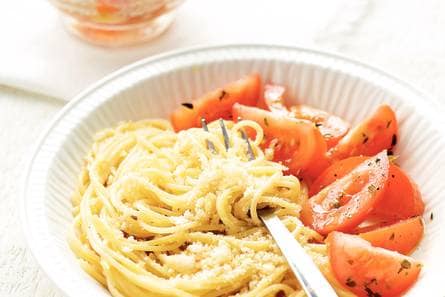 Knoflookpasta met tomatensalade