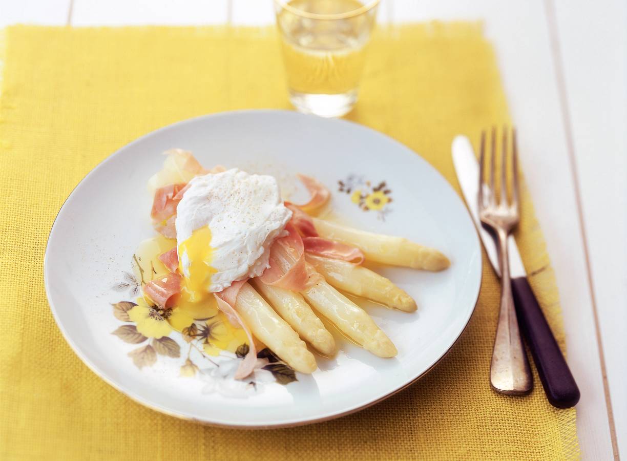 Asperges met beenham en gepocheerd ei