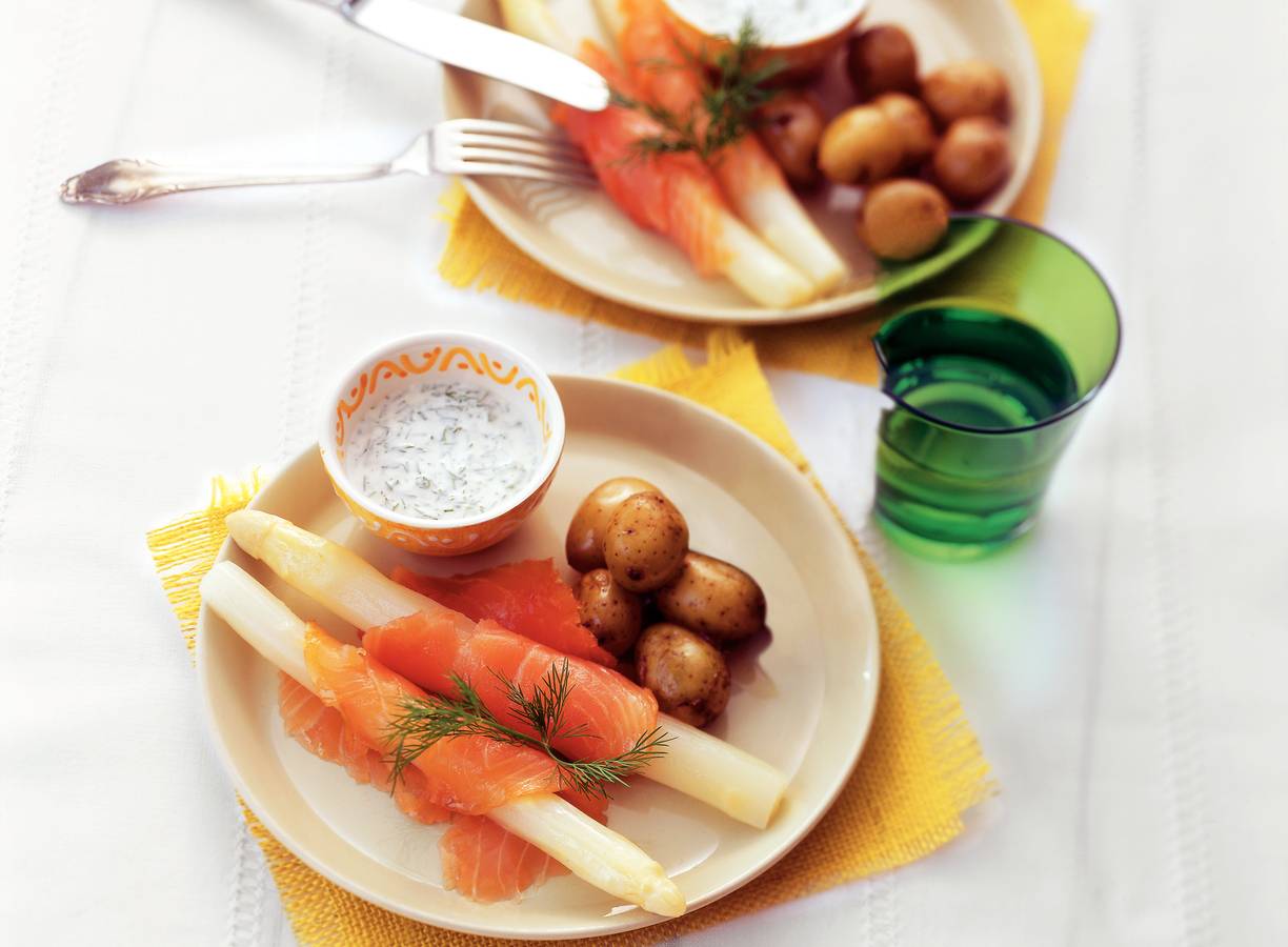 Asperges met gerookte zalm en dilleroom