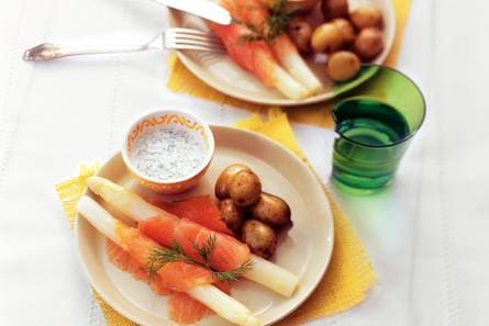 Asperges met zalm en dilleroom