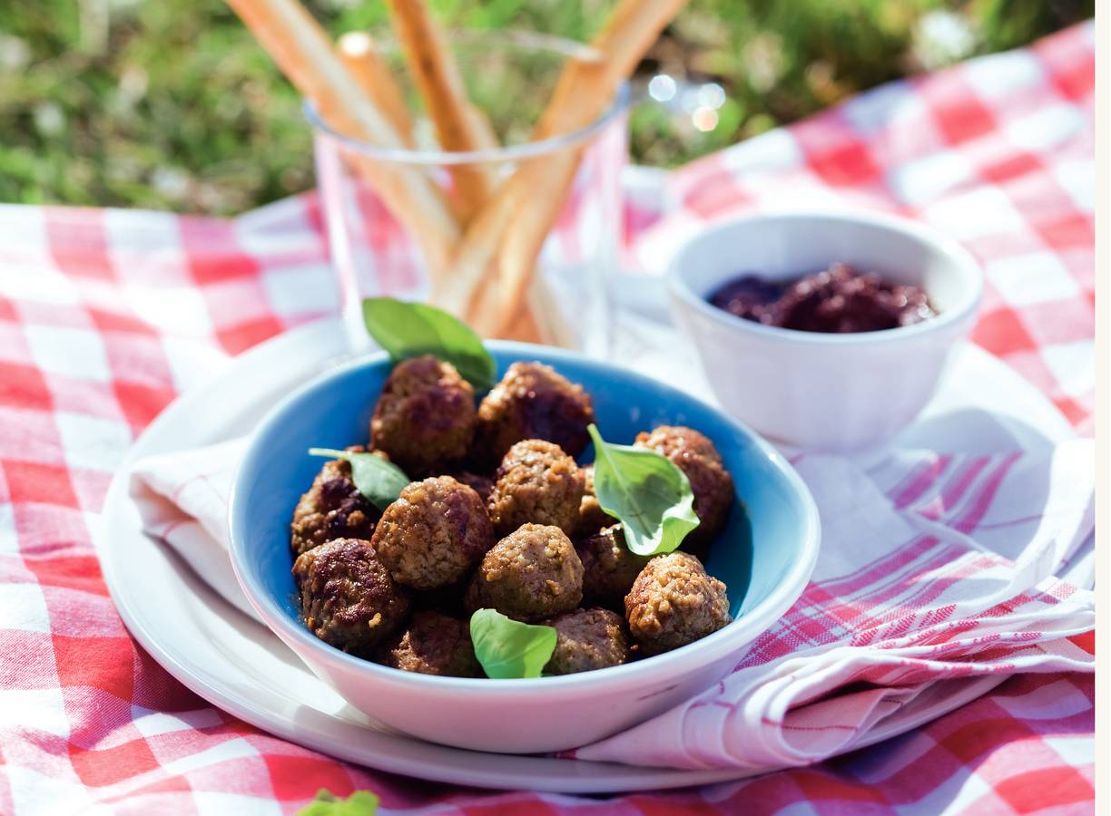 Borrelbal met knoflook en basilicum