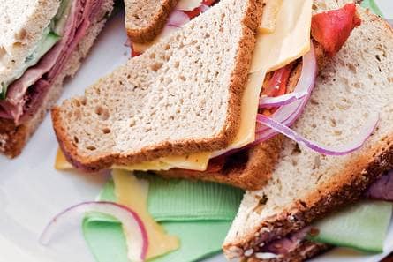 Sandwich met oude kaas en gegrilde paprika