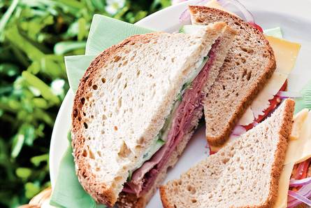 Rosbiefsandwich met mierikswortelsaus en komkommer