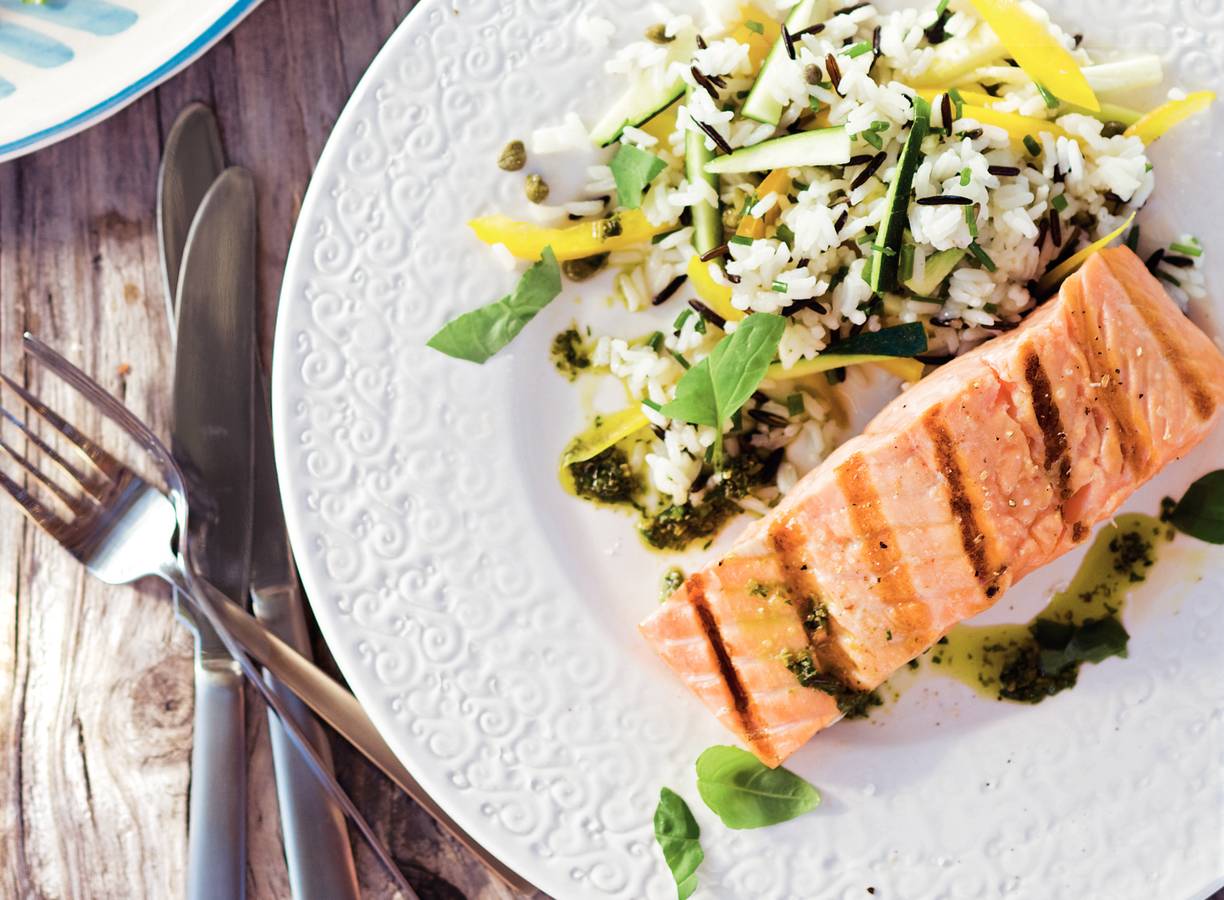 Zalmfilet met basilicumolie en rijstsalade