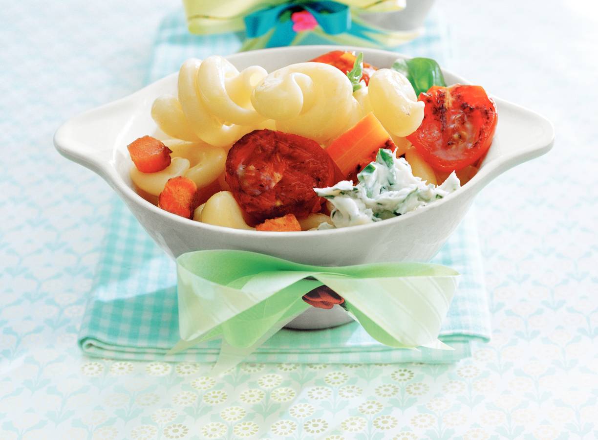 Pastasalade met zoete wortel en basilicum