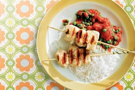 Kipspiesen met zoete tomatensaus