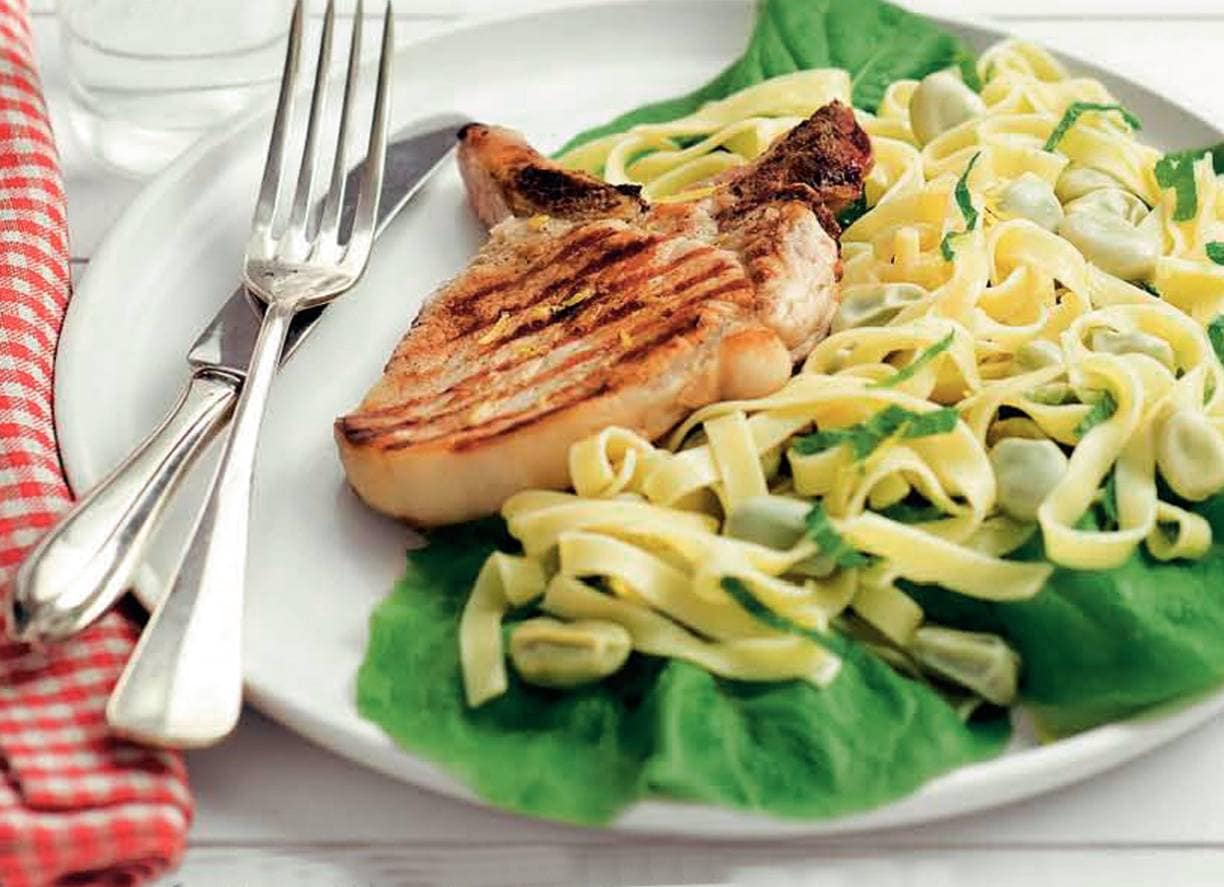 Gegrilde ribkarbonade met tagliatelle en tuinbonen