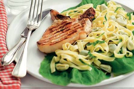 Gegrilde ribkarbonade met tagliatelle en tuinbonen