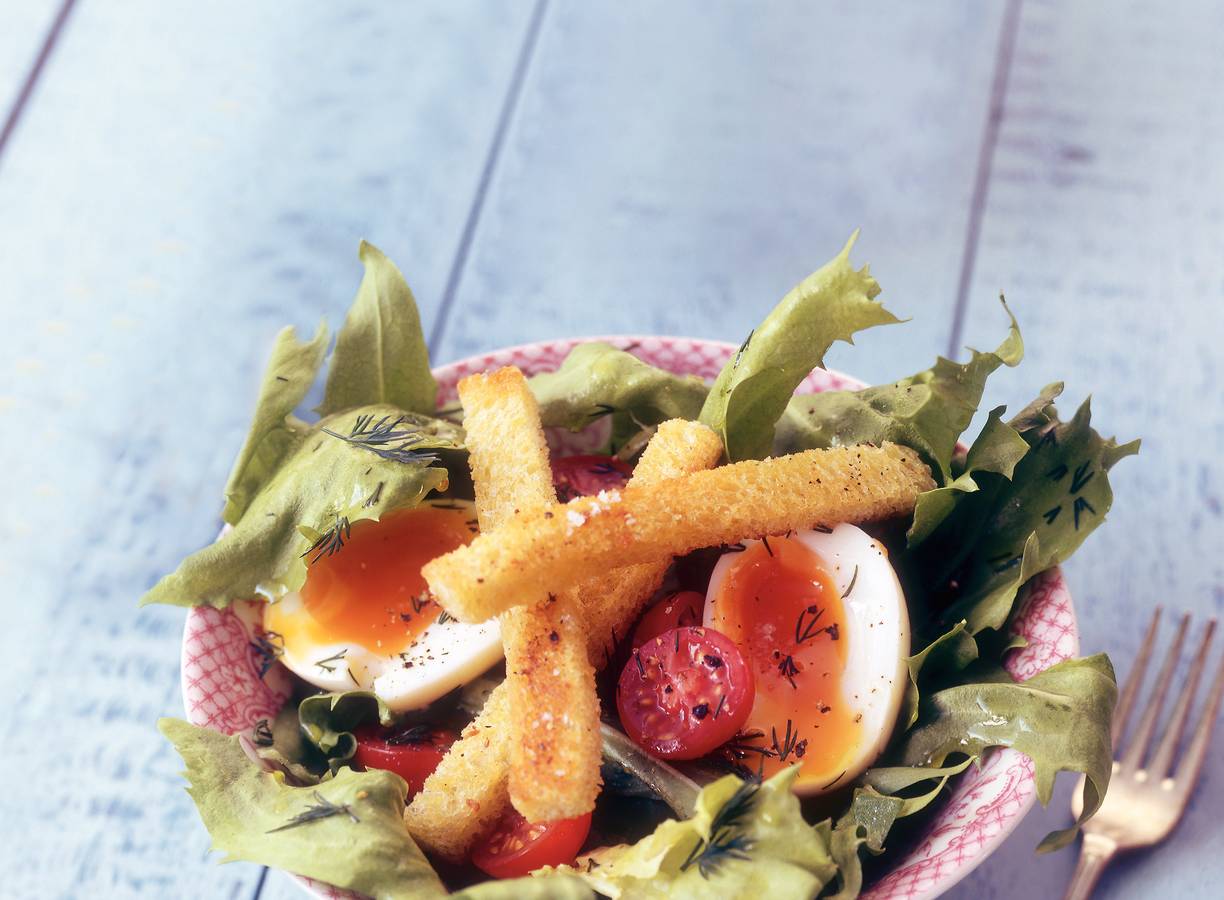 Vegetarische andijviesalade met knoflookcroutons