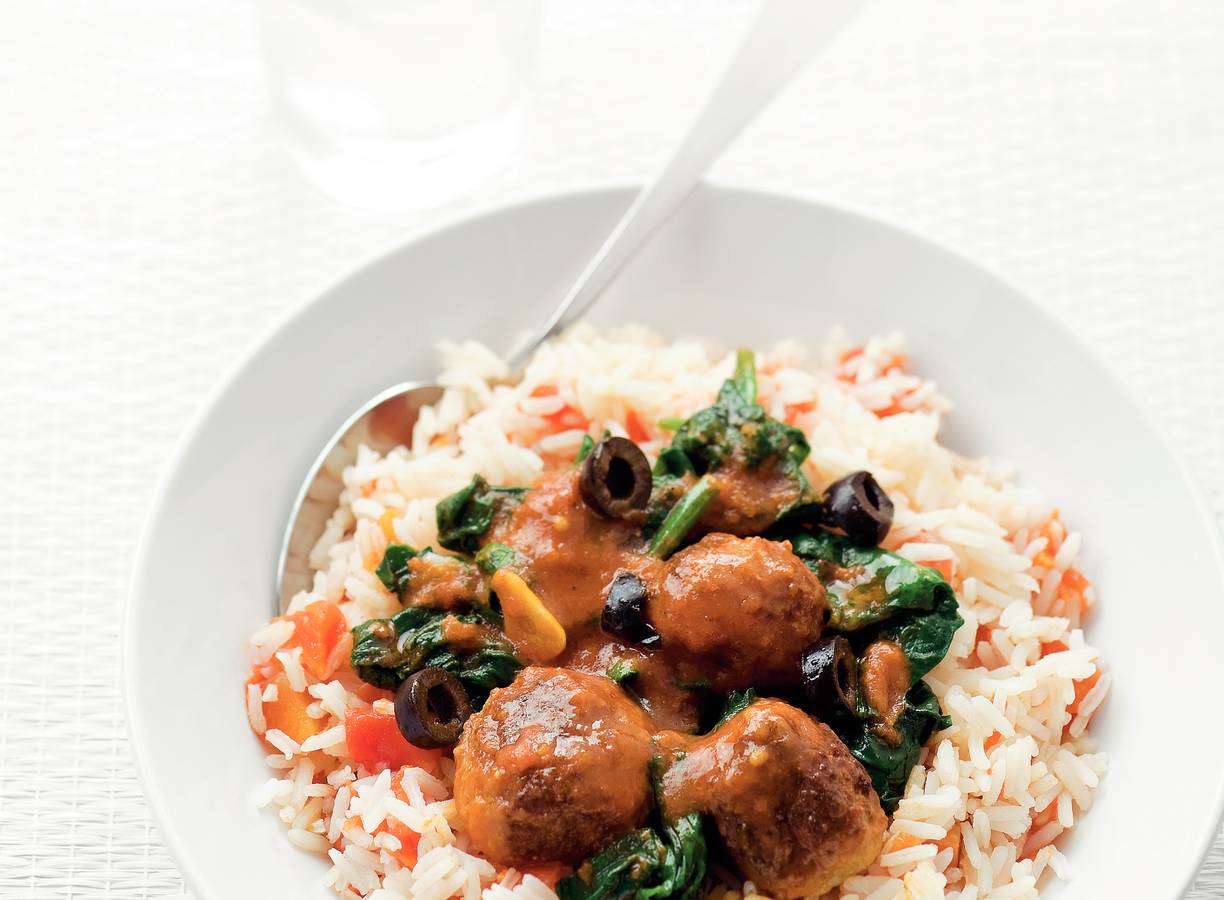 Gehaktballen met tomatenrijst en spinazie