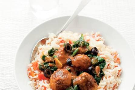 Gehaktballen met tomatenrijst en spinazie