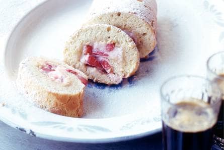 Cakerol met aardbeiencrème