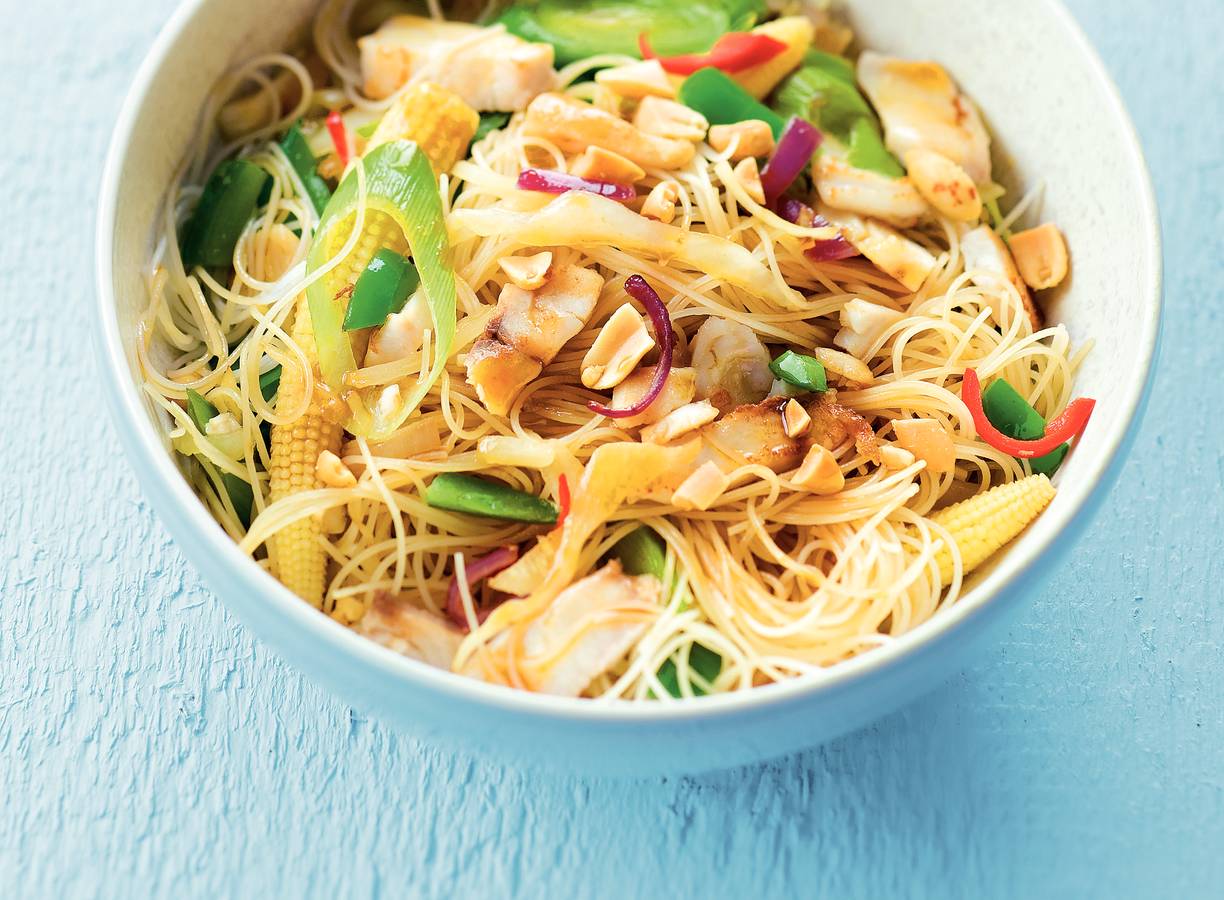 Tilapia en mihoen uit de wok