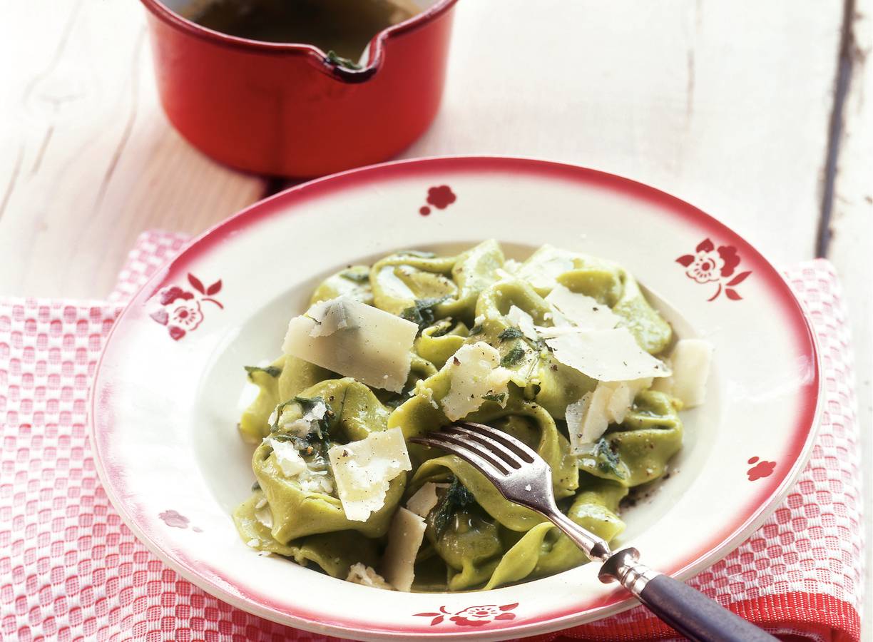 Tortelloni verdi met salieboter en Parmezaanse kaas