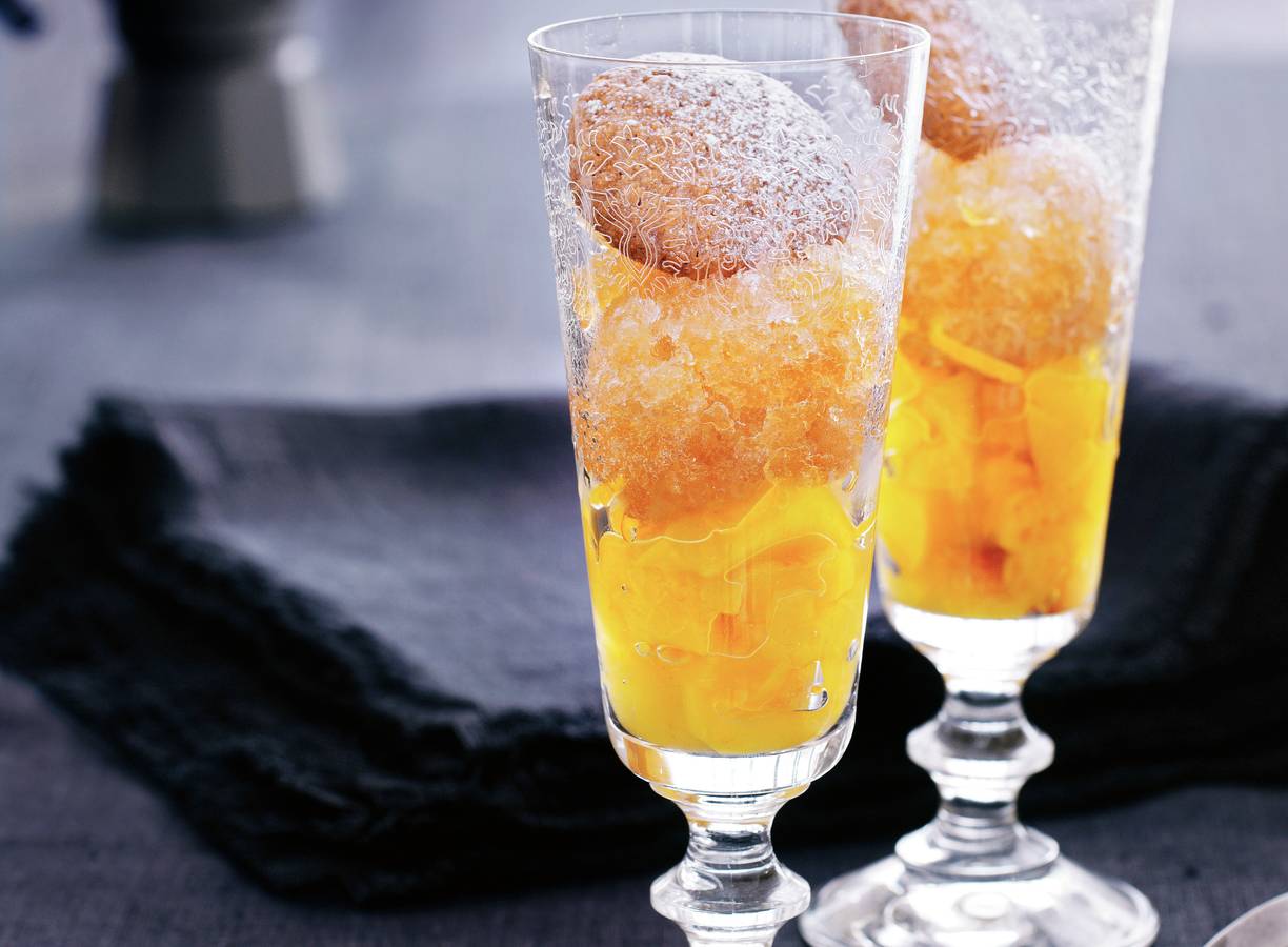 Trio van jasmijnsorbet, perzik en amandelkoekjes
